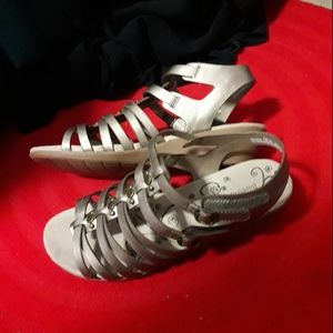 BareTraps Shoes - NWT Baretraps Gold 10W Velcro Strap Wedge Sandals BareTraps Shoes - NWT Baretraps Gold 10W Velcro Strap Wedge Sandals